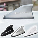antena automotiva estilo tubarão shark fin instalada no teto do carro chevrolet com acabamento moderno