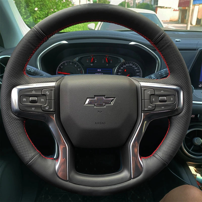 capa de volante automotiva em couro microfibra instalada em chevrolet com acabamento premium e antiderrapante