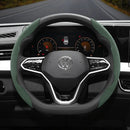 capa de volante camurca antiderrapante volkswagen instalada com acabamento esportivo e grip reforcado