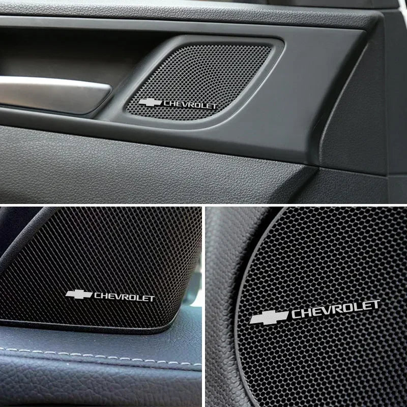 emblema 3d alloy chevrolet instalado no painel e sistema de som com acabamento premium decorativo