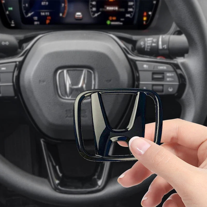 emblema 3D adesivo para volante automotivo com acabamento premium aplicado no centro do volante