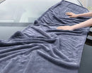 Toalha de microfibra automotiva extra grande 160x60cm sendo usada para secagem completa da lataria do carro, com alta absorção e material macio que não risca a pintura.