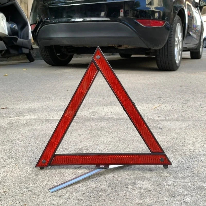triângulo de segurança automotivo refletivo montado na estrada sinalizando veículo parado